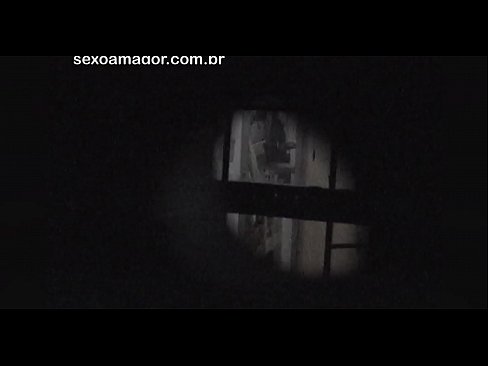 ❤️ Lourinho é filmado secretamente por um voyeur de bairro escondido atrás de tijolos ocos ️ Sexo vídeo em nós ☑